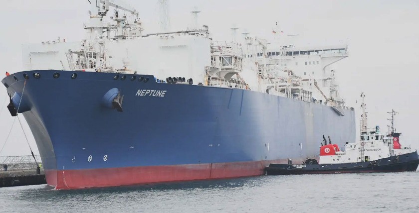 FSRU Neptune beim Anlegen, MV 8 im Vordergrund. Foto: Landes-Wasserschutzpolizei MV