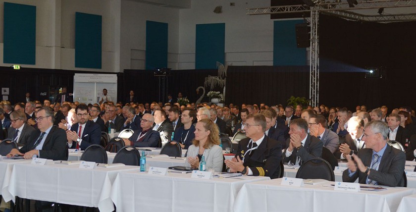 500 participants with and without uniform, photos: DWT