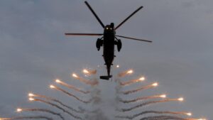 SeaKing Mk41 beim Ausstoß von Wärme-Täuschkörpern. Foto: Bundeswehr/VolkerMuth