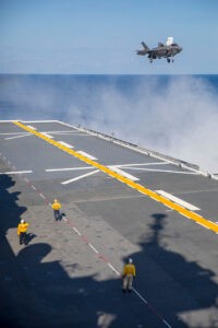 Auf dem japanischen Träger Izumo landet eine F-35B des US Marine Corps, Foto: USMC