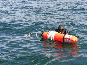 Zum Minentaucherbasislehrgang gehört eine zwölfwöchige Freiwasserphase, Foto: Bw