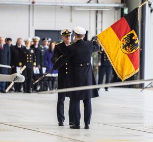 Kapitän zur See Thorsten Bobzin (r.) übergibt die Truppenfahne an Kapitän zur See Broder Nielsen