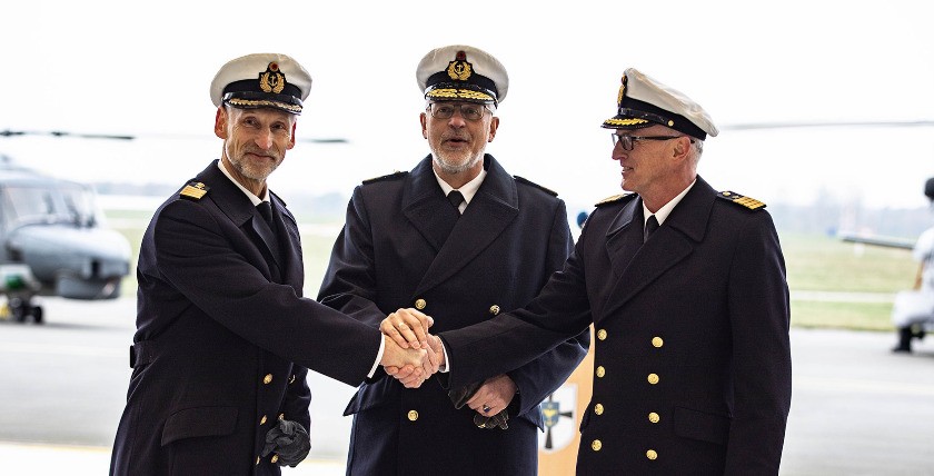 Alter (l.) und neuer Kommandeur mit dem Kommandeur Einsatzkräfte (M.)