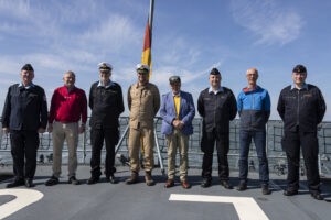 Commander Kai Röckel (4th from left) in the circle of his operations, photo: Bw/Leon Rodewald