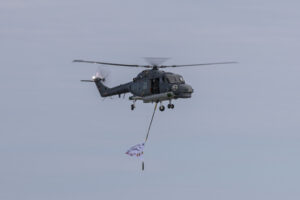 Farewell greeting from an on-board Sea Lynx helicopter, photo: Bw/Leon Rodewald