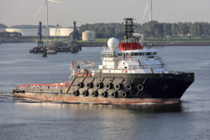 Hochseeschlepper im Hafen