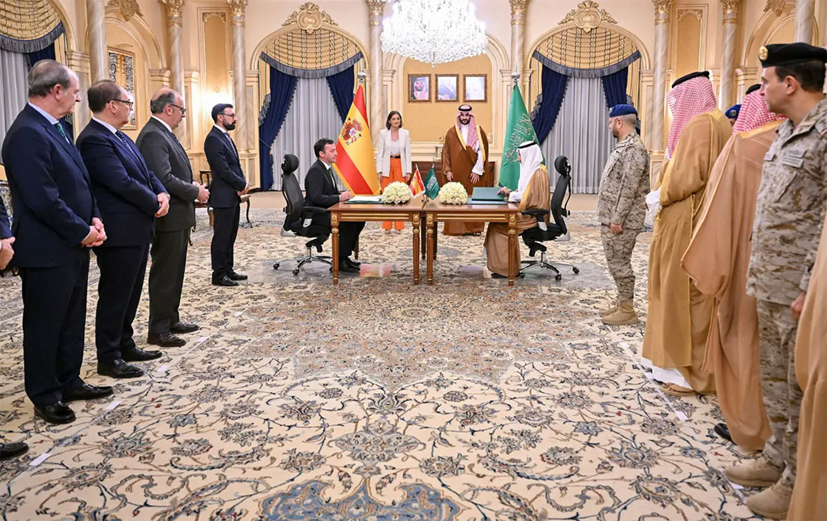 Unterzeichnung MOU Saudi-Arabien und Navantia. Als Schirmherren der saudische Verteidigungsminister Prinz Khalid bin Salman bin Abdulaziz, und die spanische Industrieministerin Frau Reyes Maroto Illera; davor am Tisch: Stv. Verteidigungsminister Dr. Khaled bin Hussein Al-Bayari, der CEO-Navantia Ricardo Domínguez García-Baquero und GAMI-Direktor Ahmed bin Abdulaziz Al-Ohali. Foto: Navantia