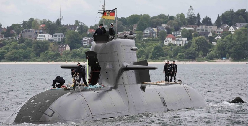 Das Uboot 35 läuft am "U 35" auslaufend Eckernförde, Sommer 2021. Foto: Bundeswehr/Kroencke