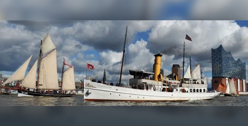 Traditionsschiffe der SHM vor Hamburger Kulisse. Foto: SHM
