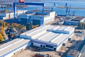 Portalkran und Hallen der MV Werftenin Rostock, Foto: MV Werften