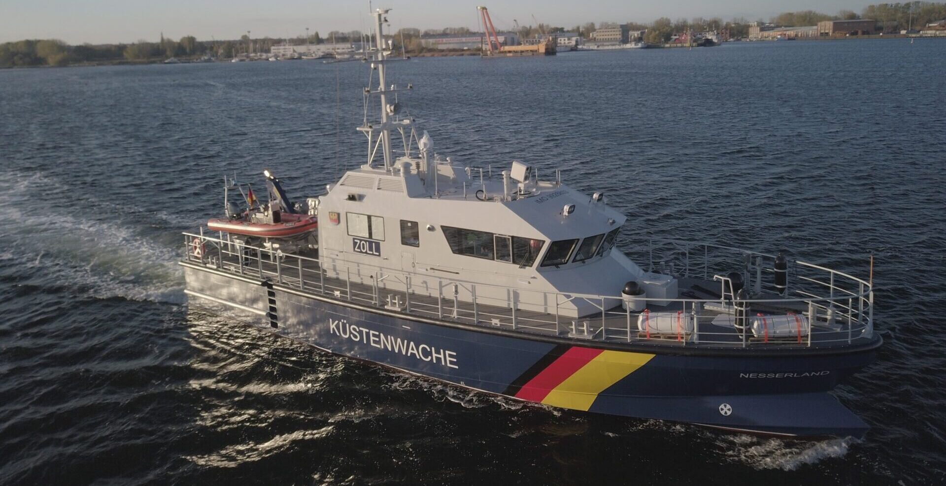 Das neue Zollboot bei der Probefahrt auf der Warnow Foto: Tamsen Maritim