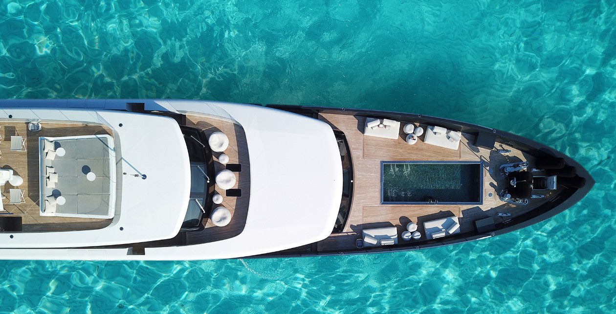 Tausche graues Schiff gegen schicke Yacht. SK Yacht Service