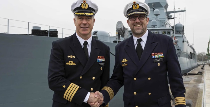 Vor der Fregatte "Hessen": Kapitän zur See Jürgensen, links und rechts Fregattenkapitän Pfennig. Foto: Bundeswehr/L.Rodewald