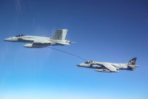 Eine italienische F-35B wird von einer US-amerikanischen F/A/18 betankt, Foto: 2022 US Navy.