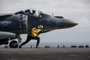 Kampfflugzeug vom Typ „Harrier II“ vor dem Start auf dem Oberdeck des amphibischen AngriffsschiffsKEARSARGE, Foto: 2022 US Navy / Jesse Schwab