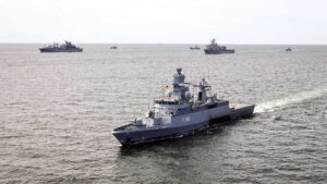 Formationsfahrt eines Teils der an BALTOPS 22 teilgenommenen Schiffe und Boote sowieLuftfahrzeuge. Im Vorderung die deutsche Korvette BRAUNSCHWEIG, Foto: 2022 Royal Navy / Lee Blease