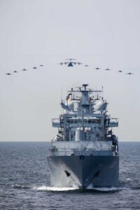 Überflug eines Teils der an BALTOPS 22 teilgenommenen Luftfahrzeuge über den Einsatzgruppenversorger BERLIN, Foto: 2022 US Navy / Jesse Schwab