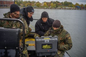 Estnische und deutsche Minentaucherwerten Sonarbilder aus, Foto: Bw/Thomas Skiba