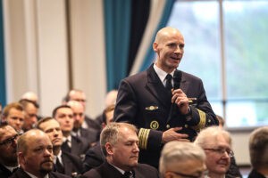 Debatte mit FregattenkapitänNorman Bronsch, Foto: Bw/Nico Theska