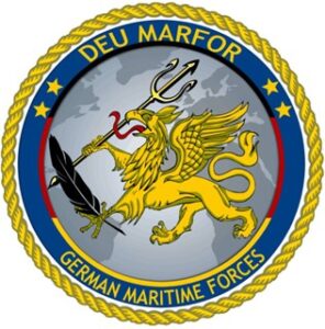 The logo of Deu Marfor. The feather and the trident in the griffin's clutches represent naval warfare and the planning work of the staff