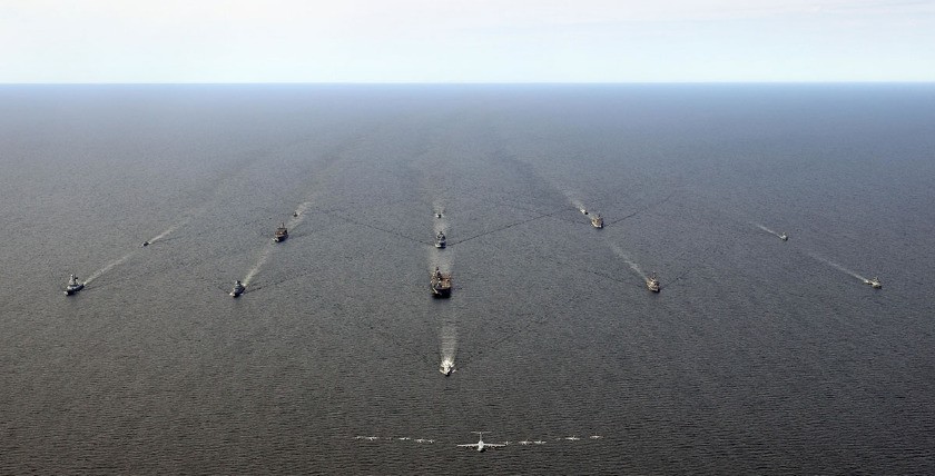 Formationsfahrt eines Teils der an BALTOPS 22 teilgenommenen Schiffe und Boote sowie Luftfahrzeuge. Im Vorderung eine schwedische Korvette der VISBY-Klasse anlässlich des 500-jährigen Jubiläums der Seestreitkräfte Schwedens, Foto: 2022 Royal Navy / Lee Blease