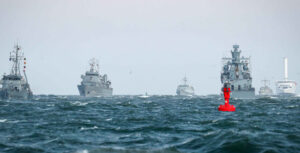 Die Korvette Oldenburg passiert Einheiten der SNMCMG 1, Foto: Foto: Bw/Nico Theska