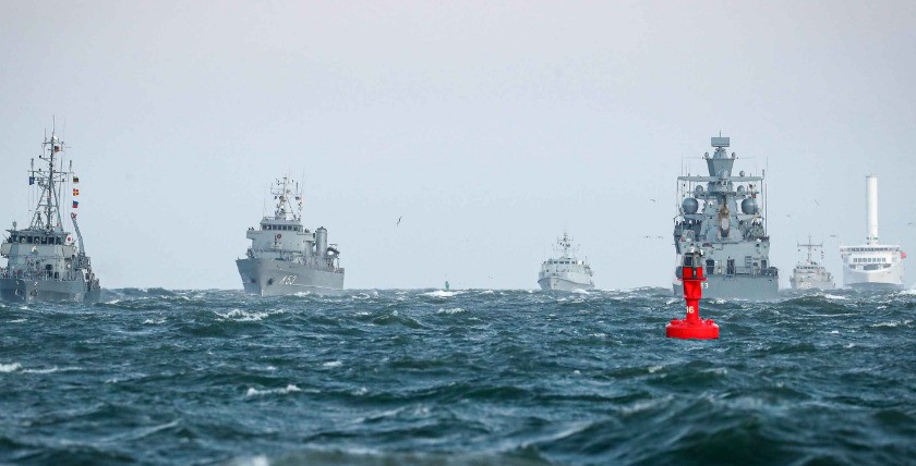 Die Korvette Oldenburg passiert Einheiten der SNMCMG 1, Foto: Foto: Bw/Nico Theska