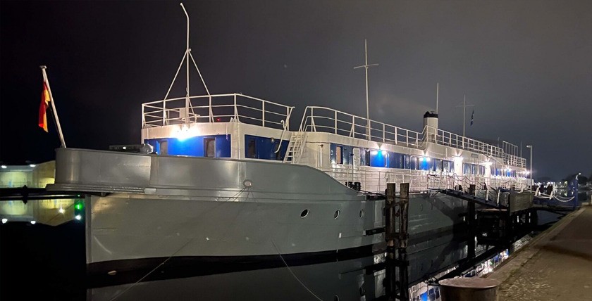 Restauriertes Hostelschiff "Arcona" bei Nacht. Foto: MK Whv