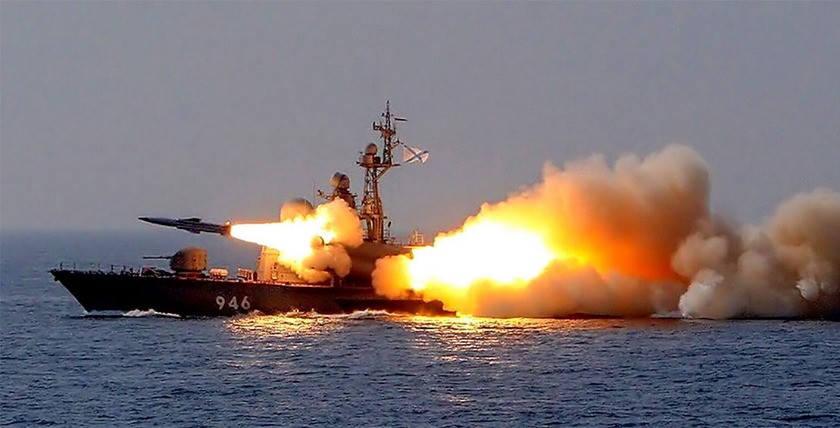 "R24", Tarantul-III beim Fk-Schuss mit SS-N-22 Sunburn/Moskit-M. Foto: Russische Medien