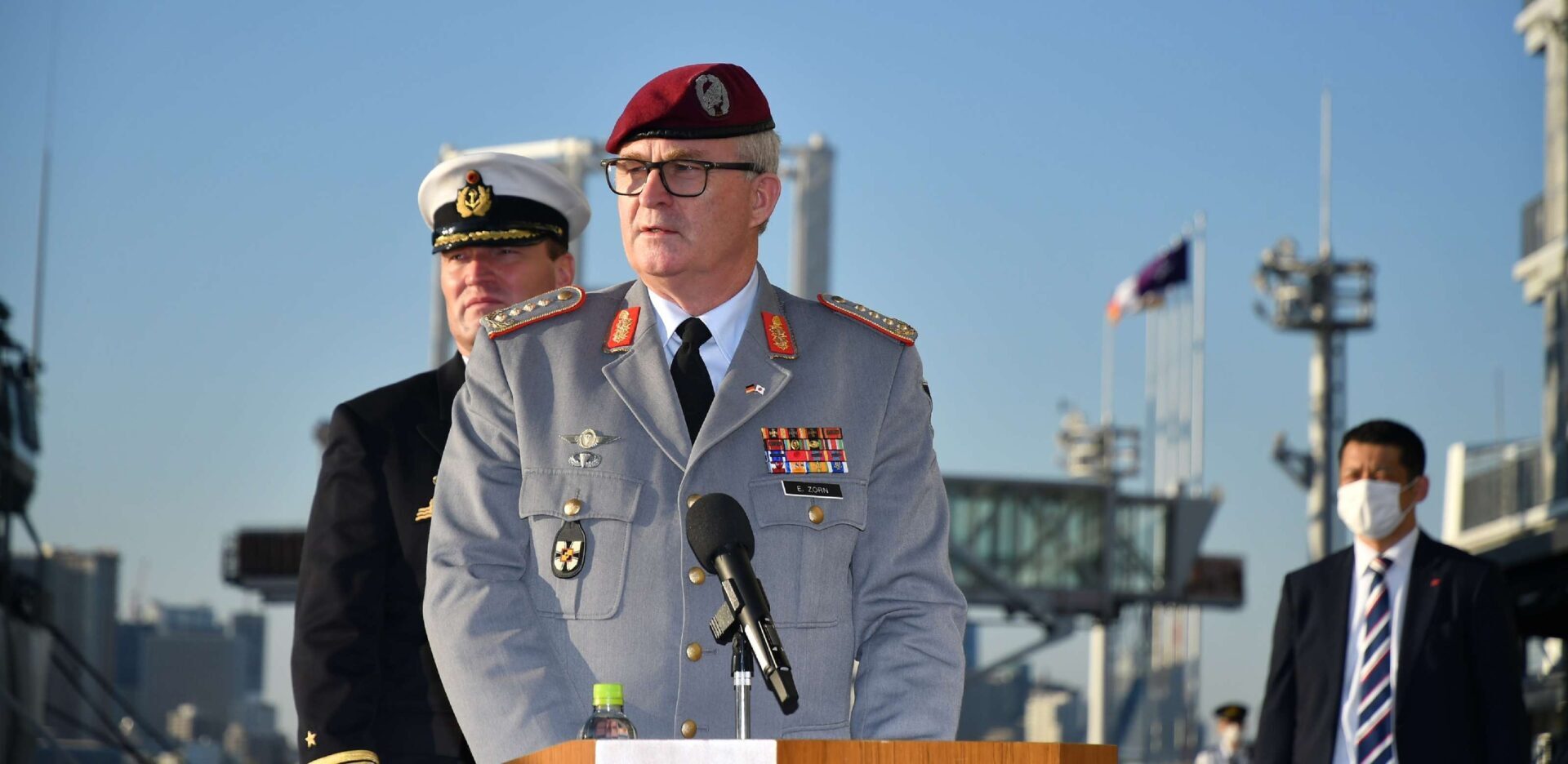 General Eberhard Zorn, Generalinspekteur der Bundeswehr, an Bord Fregatte "Bayern" in Tokyo. Foto: Dt. Botschaft Tokyo