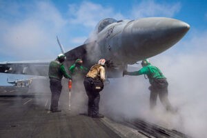 Eine F/A-18 kurz vor dem Start an Bord der USS Harry S. Trumam, Foto: 2022 US Navy.