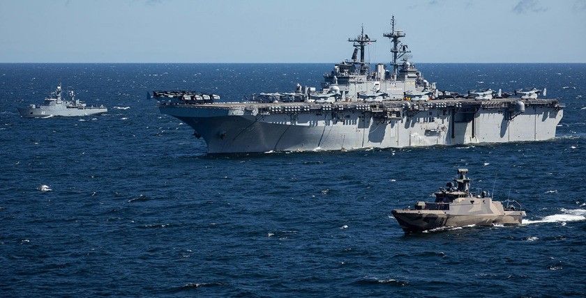 USS Wasp flankiert vom finnischen Raketenschnellboot Tornio (v.) und dem Minenleger Hämeenmaa, Foto: US Navy