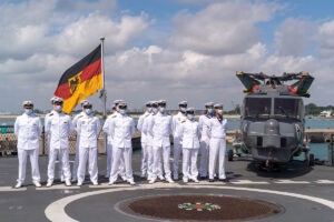 Gut aussehen trotz Maske: Neue Sommeruniformfür Unteroffiziere und Offiziere, Foto: Bw/Ines Patzwald