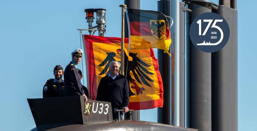 Eingeschifft auf U33 - Bundespräsident vor seiner Standarte. Foto: Michael Nitz