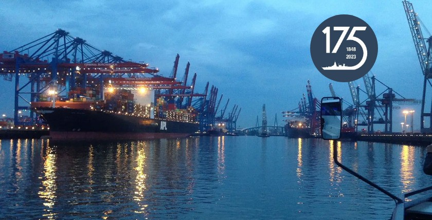 When night falls in Hamburg harbour. Photo: ast