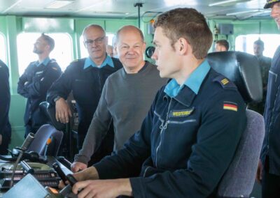 Brückengespräch auf der Fregatte. Foto: Michael Nitz