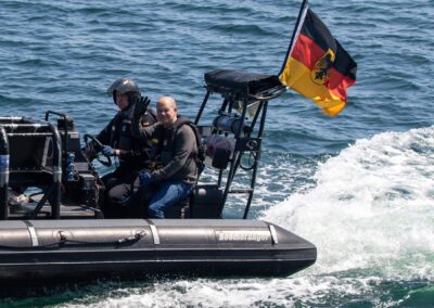 Transfer zum Minenjagdboot "Bad Bevensen". Foto: Michael Nitz