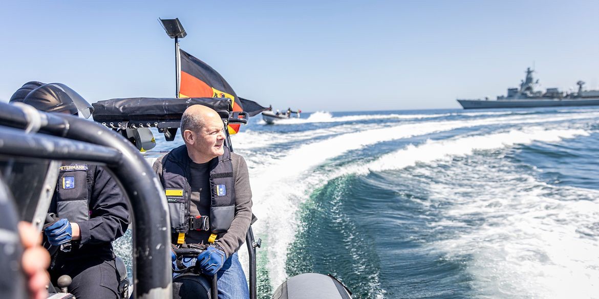 Bundeskanzler zu Besuch bei der Deutschen Marine. Foto: Bundesregierung/Kuegeler