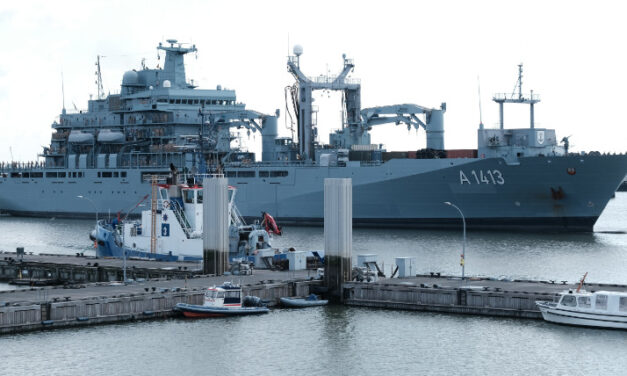 Besatzungsmitglied der "Bonn" braucht Hilfe