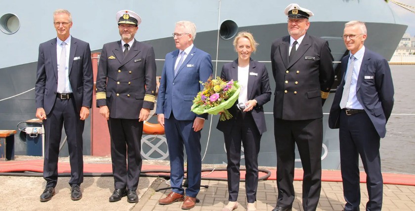 Taufgemeinde : Gruppenbild v.l.n.r.: Holger Fassmer, Flottillenadmiral Andreas Czerwinski, LTRDir Dr. Uwe Kretschmer, Iris Ploog, Kapitän Torsten Jess, Harald Fassmer. Copyright : Fassmer