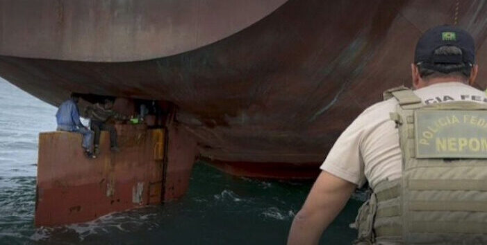 Lebensgefährlicher Ritt auf dem Ruderblatt. Foto: Bundespolizei Brasilien