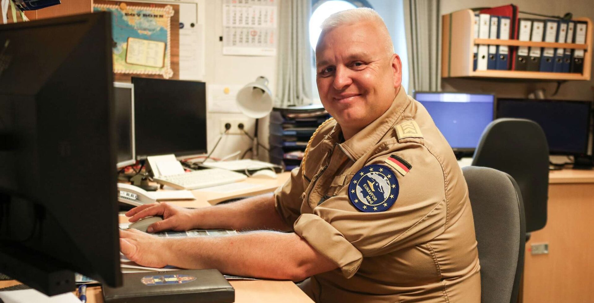 Schwimmendes Personalbüro: Andreas G. am Arbeitsplatz an Bord, Foto: Bundeswehr/Julia Kelm