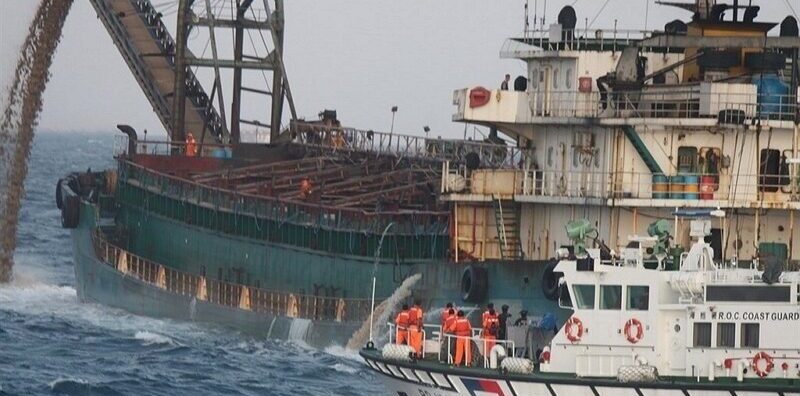 David gegen Goliath - taiwanesische Küstenwache bringt chinesischen Sandbagger auf. Foto: Taiwan Coast Guard