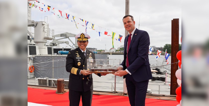 Inspector Admiral Muhammad Ali and CEO Matthias Hellmann, Photo: Abeking & Rasmussen
