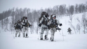 Soldaten des Seebataillons auf der NATO-Übung Cold Response 2022 in Nordnorwegen. Die Marineinfanteristen konnten mittlerweile ihre Skiausrüstung mit Hilfe der Gebirgsjäger des Heeres vervollständigen. Foto: Bundeswehr/Nico Theska