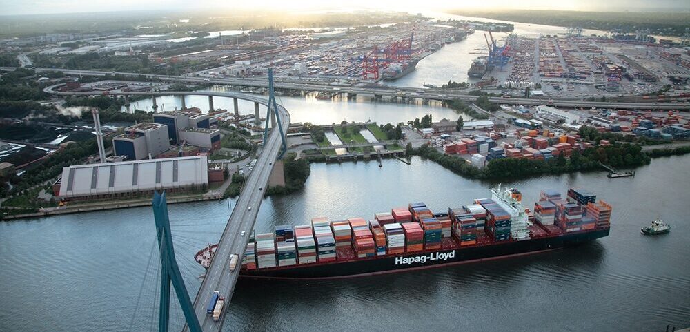 Köhlbrand Bridge - crossing of the Süderelbe at Harburg (Chicago Express/Hapag Lloyd). Photo: Hapag-Lloyd