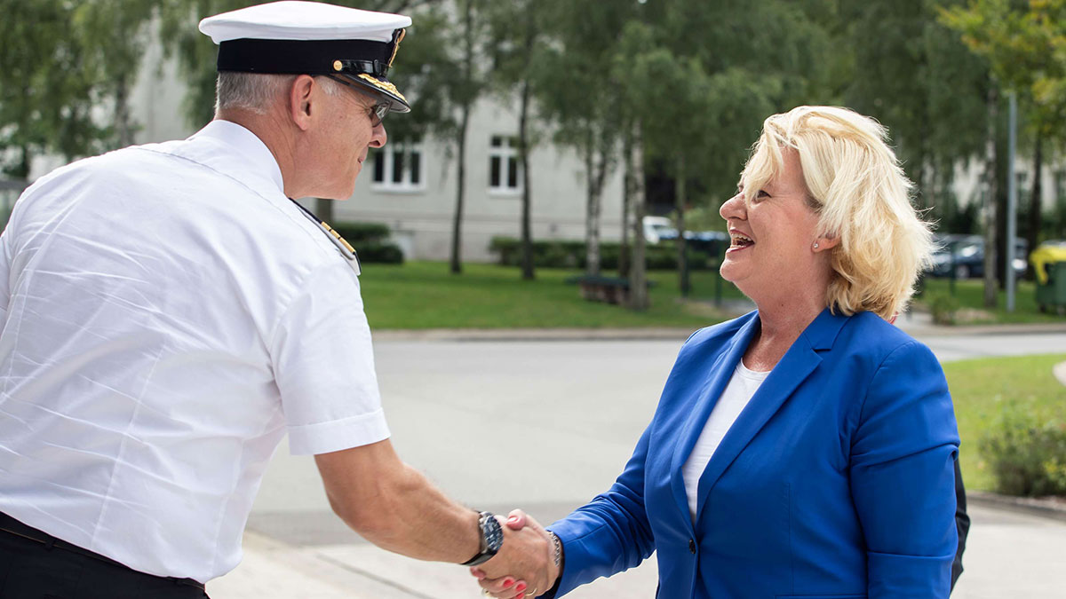 Marineinspekteur Jan Christian Kaack begrüßt die Besucherin aus Berlin, Foto:Bundeswehr/Kristina Kolodin
