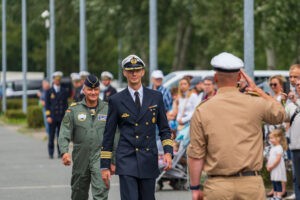 Kenneth Harms (M.), dahinterder Befehlshaber der Flotte,Vizeadmiral Frank Lenski