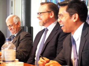 Pradeep Chauhan, Justin Burke und Aries Aruguay (v.l.), Fotos: Christian Lauw