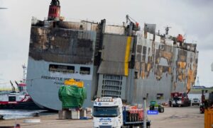 Der brennende Autofrachter hat bereits leichte Schlagseite, Foto: Niederländische Küstenwache